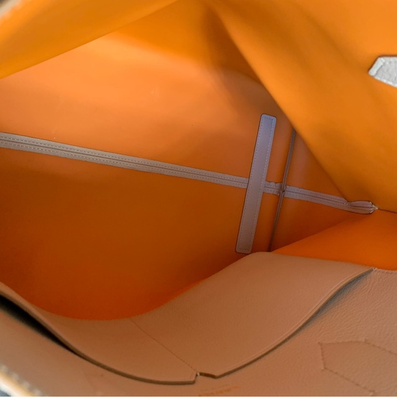 Authentic Burberry Tote Bag - Picture 5 of 16